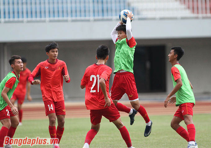 Các cầu thủ mặc cùng màu áo phải ném bóng cho nhau mà không cho đối phương cướp được