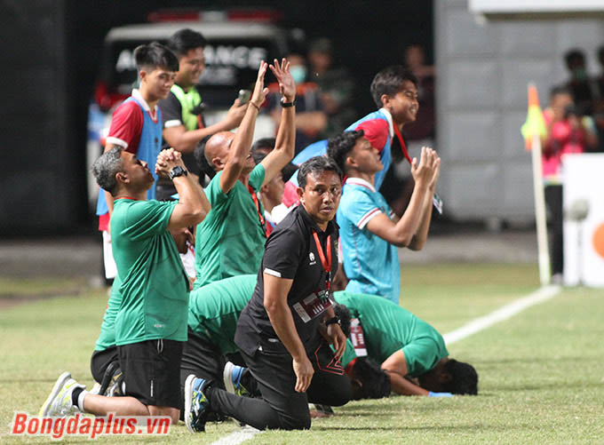 Ban huấn luyện U16 Indonesia quỳ xuống sân cầu nguyện sau khi thắng U16 Việt Nam và giành vé vào bán kết