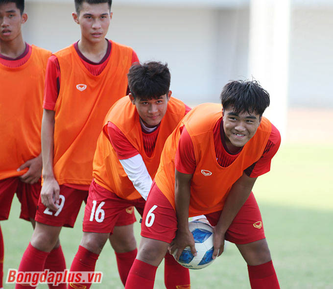 Hai trong ba nhóm không về nhất đã phải hát và múa cho toàn đội bóng.