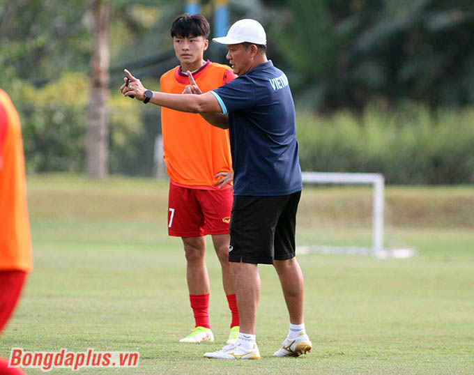 Sau buổi họp chuyên môn với phân tích băng hình đối thủ U16 Philippines vào sáng nay, U16 Việt Nam đã thực hành phương án chiến thuật trong buổi chiều cùng ngày tại khuôn viên trường quốc tế Yogyakarta.