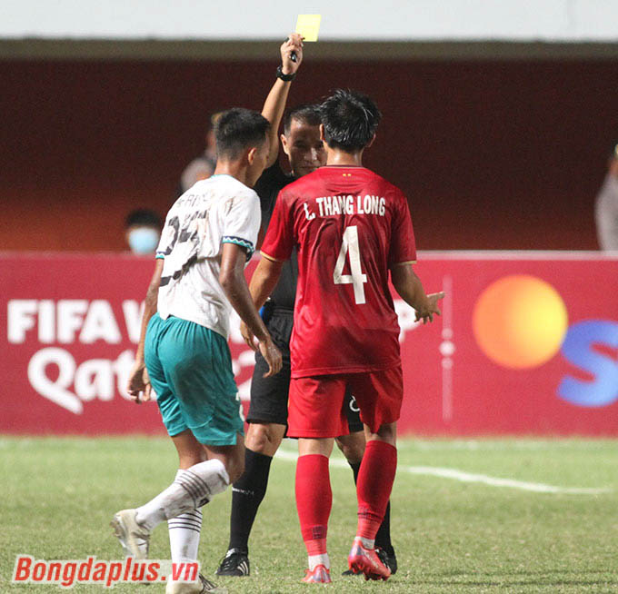 Song song với sự khó chịu trong lối chơi của U16 Indonesia, U16 Việt Nam cũng chịu ảnh hưởng nhiều khi trọng tài Xaypaseth Phongsanit thẳng tay rút thẻ vàng với các cầu thủ đá biên từ rất sớm