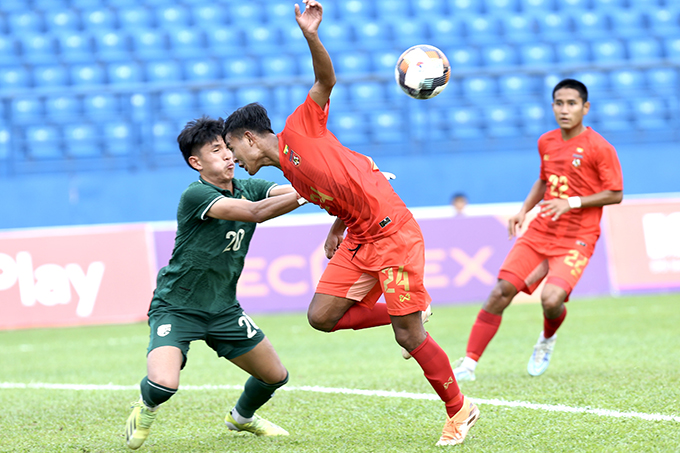 U19 Myanmar bất lực trước thủ môn U19 Thái Lan. Ảnh: Khả Hòa