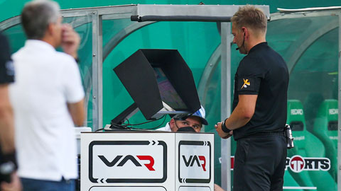 VAR gây nhức nhối tại Bundesliga