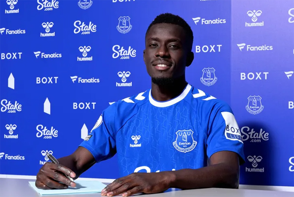 Gueye tái hợp Everton sau vài năm xa cách