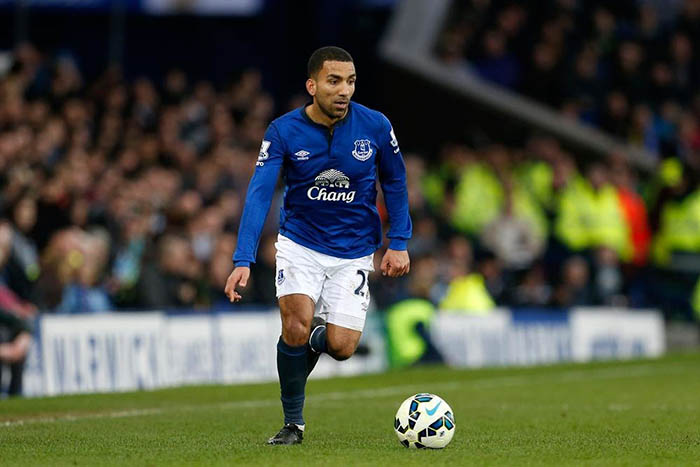 Aaron Lennon (16 tuổi và 129 ngày): Sản phẩm của lò đào tạo trẻ của Leeds vào sân thay người trong trận thua sít sao trước Tottenham Hotspur vào tháng 8 năm 2003, Lennon đã lập kỷ lục là cầu thủ trẻ nhất từng khoác áo câu lạc bộ. Sau đó, Lennon dành những ngày đẹp nhất trong sự nghiệp cho chính Tottenham.