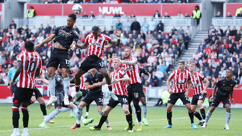 Saliba bật cao hơn tất cả để đánh đầu tung lưới Brentford, mở tỷ số cho Arsenal