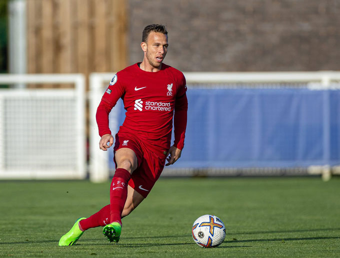 Arthur trong màu áo U21 Liverpool