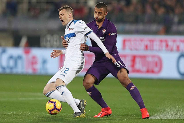 Phong độ sân nhà không tốt khiến Atalanta (áo sáng) dễ bị chia điểm trước Fiorentina 