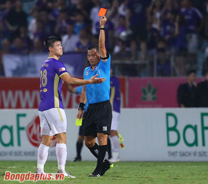 "Tôi hiểu tâm trạng của Duy Mạnh. Đây là trận đấu mà Hà Nội FC gặp nhiều bất lợi từ trọng tài. Đội lại đang thua nên có lẽ đã bực mình", HLV Chun Jae Ho đỡ lời cho Duy Mạnh