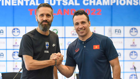 HLV trưởng ĐT futsal Việt Nam, Giustozzi Diego Raul (phải) trong buổi họp báo trước trận gặp Phần Lan