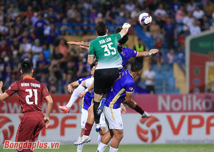 Hà Nội FC cũng gặp nhiều khó khăn trong ngày thủ môn Đặng Văn Lâm chơi xuất sắc