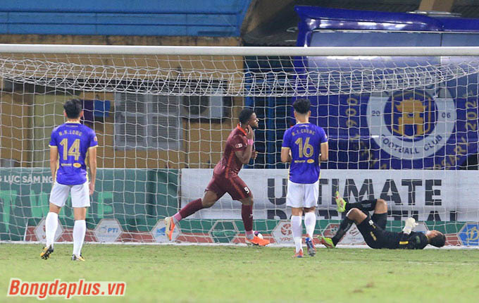 Rafaelson giúp Bình Định vượt lên dẫn trước 1-0 sau đó không lâu