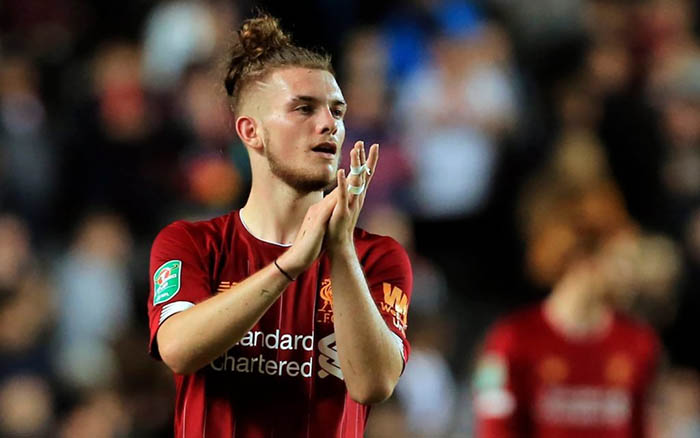 Harvey Elliott (16 tuổi và 30 ngày): Anh có trận ra mắt trước Wolves vào mùa giải 2018/2019, phá kỷ lục cầu thủ trẻ nhất ra sân ở Premier League sau 38 ngày.  Chỉ sau một năm bùng nổ và chứng tỏ khả năng của mình tại Fulham, Liverpool đã ký hợp đồng với Harvey Elliott.