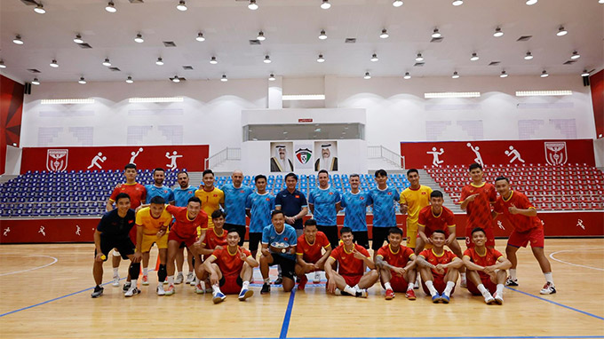 Và sau đó là buổi tiệc với bánh kem nhẹ nhàng được tổ chức ngay trên sân tập của CLB futsal Al Sars của Kuwait