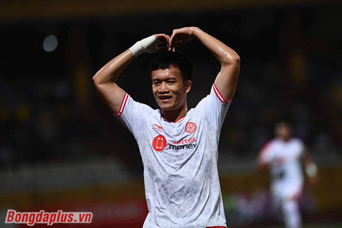 Hiệp 1 trận đấu giữa Viettel và Nam Định tại vòng 16 V.League 2022 có thể xem là “show diễn” của Quả bóng Vàng Việt Nam - Nguyễn Hoàng Đức. Phút 14, từ đường chọc khe của Zaha, Hoàng Đức gẩy bóng ra phía sau rồi xoay người vượt qua hậu vệ Nam Định, trước khi thực hiện pha sục bóng qua tầm với của thủ môn Đinh Xuân Việt.