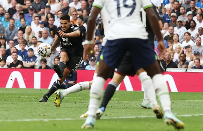 Mitrovic có 1 bàn tuyệt đẹp nhưng không thể cứu Fulham thoát thua