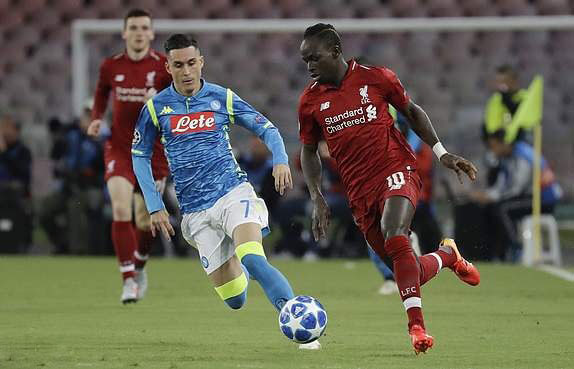 Trước Napoli, Liverpool (phải) thực hiện 35 quả tạt và 12 quả phạt góc nhưng chỉ ghi 1 bàn