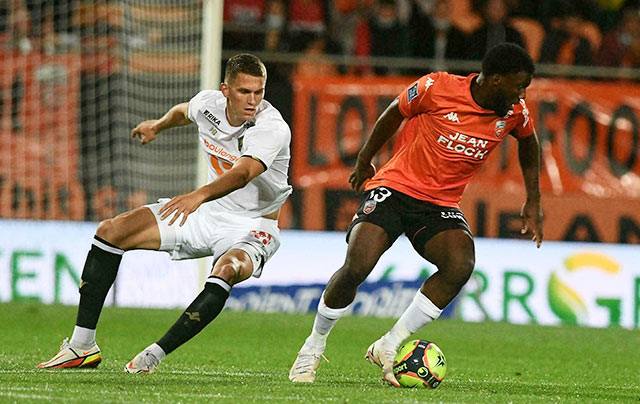 Lorient (phải) đang có được phong độ cao từ đầu mùa