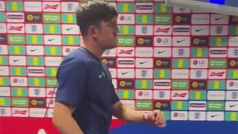 Maguire làm gì trước khi tập tễnh rời Wembley sau trận đấu thảm họa?