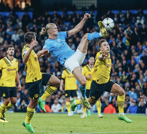 Haaland tung cú “kung-fu” ấn định chiến thắng 2-1  cho Man City ở phút 84  trận tiếp Dortmund