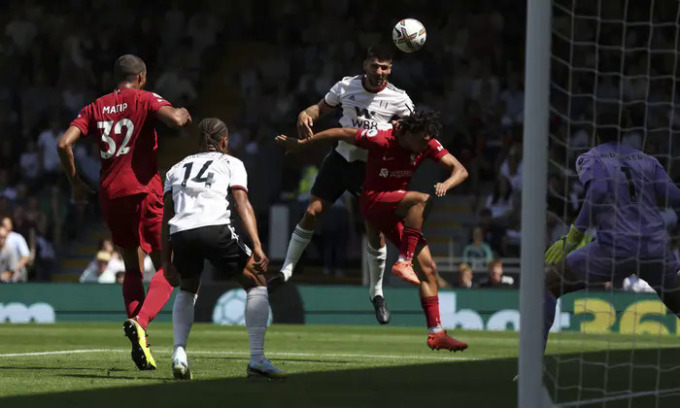 Mitrovic đánh đầu vào lưới Liverpool ngay ở vòng 1 Premier League