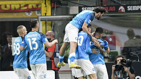 Mặt trời hé rạng trên đất Napoli