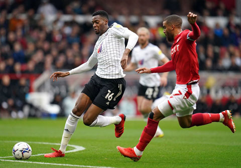 Fulham (áo trắng) luôn biết cách lấy điểm trước những đội yếu như Nottingham