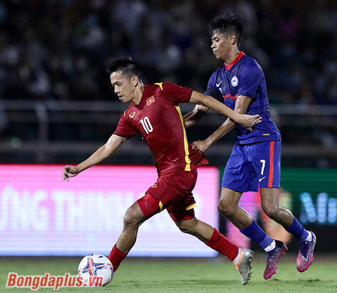 Văn Quyết có pha che người đầy kinh nghiệm, ngăn cầu thủ Singapore đoạt bóng, trước khi dứt điểm tung lưới đội bạn ở cuối hiệp 1