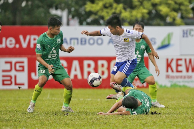 Huế (áo trắng) đã có trận thắng 3-1 trước Phù Đổng. Ảnh: Đức Cường