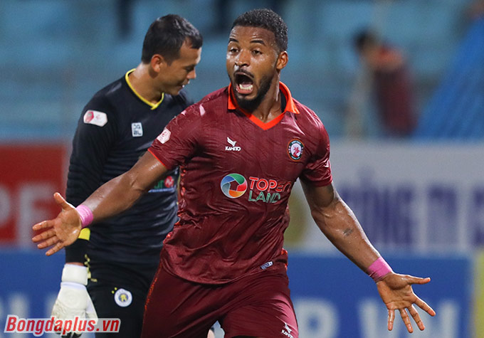 Rafaelson lập hat-trick