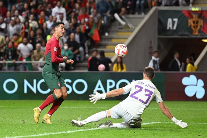 Ronaldo quá vô duyên trước Tây Ban Nha