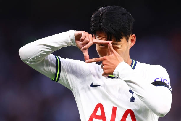 Son tỏa sáng với cú hat-trick giúp Tottenham thắng Leicester