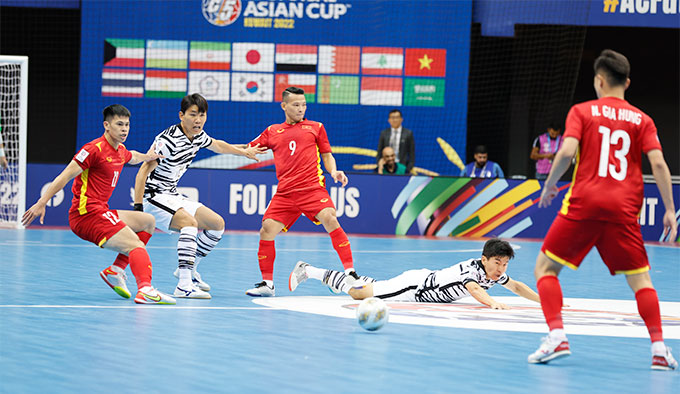 ĐT futsal Việt Nam (áo đỏ) đã có trận mở hàng thành công