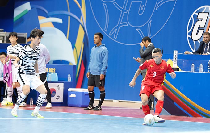 Thái Huy (áo đỏ) có sự trở lại đầy ấn tượng trong màu áo ĐT futsal Việt Nam. Ảnh: Đức Nguyễn