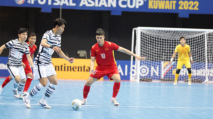 ĐT futsal Việt Nam (áo đỏ) quyết giành thắng lợi trước Saudi Arabia