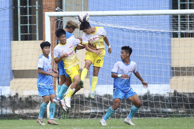 Pha tranh chấp giữa U17 SLNA (áo vàng) và U17 PVF