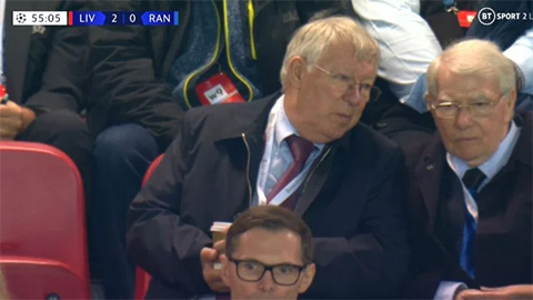 Bất ngờ tới Anfield, Sir Alex gây 'bão mạng', khiến MU vạ lây