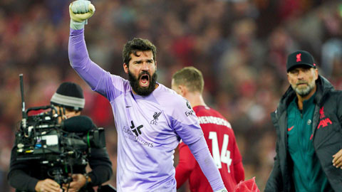 Alisson, thần bảo hộ và ngòi nổ trước khung thành Liverpool