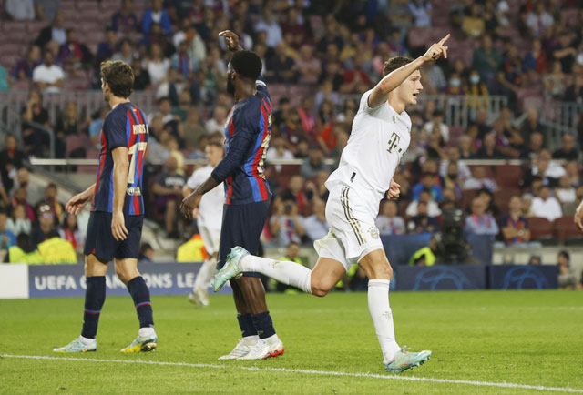 Pavard ăn mừng bàn thắng vào lưới Barca