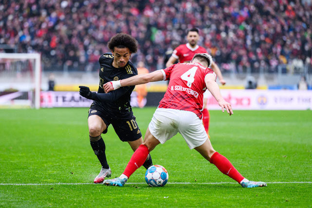 Bayern (áo sẫm) chưa từng thua Freiburg trong suốt 8 năm qua