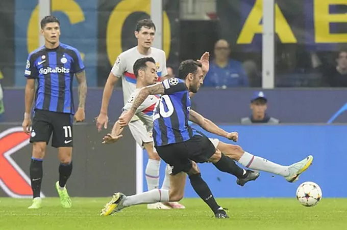 Calhanoglu ghi bàn duy nhất trận Inter Milan vs Barcelona ở phút bù giờ hiệp 1