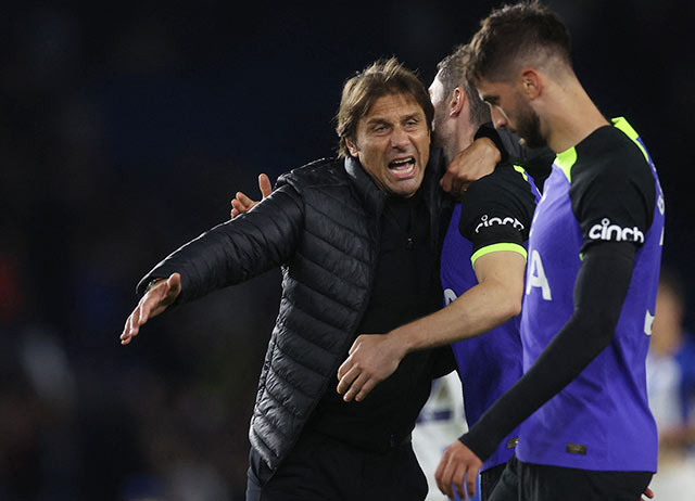 HLV Antonio Conte chia vui cùng học trò sau chiến thắng trên sân của Brighton