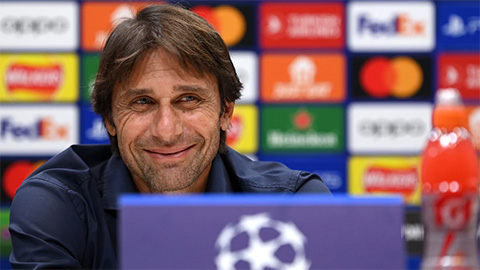 Conte buồn cười khi được hỏi về MU và Chelsea