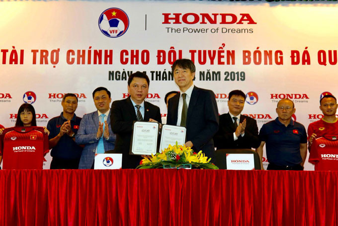 Đại diện VFF và tập đoàn Honda trong buổi lễ ký kết tài trợ năm 2019 - ảnh: Đức Cường