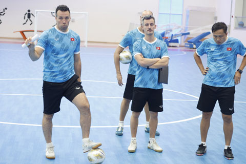 ĐT futsal Việt Nam dưới thời HLV Diego Giustozzi (bìa trái) để lại dấu ấn sâu đậm về chiến thuật	Ảnh: ĐỨC NGUYỄN