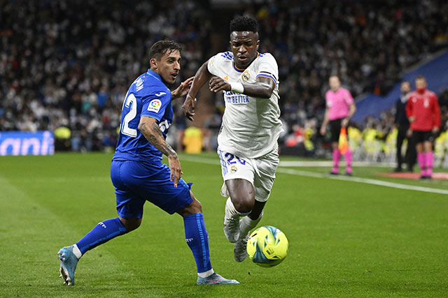 Các cầu thủ Getafe khó có thể cản nổi tiền đạo Vinicius Jr (áo sáng) lập công cho Real Madrid