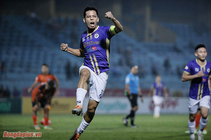 Văn Quyết khai thông thế trận cho Hà Nội FC - Ảnh: Minh Tuấn