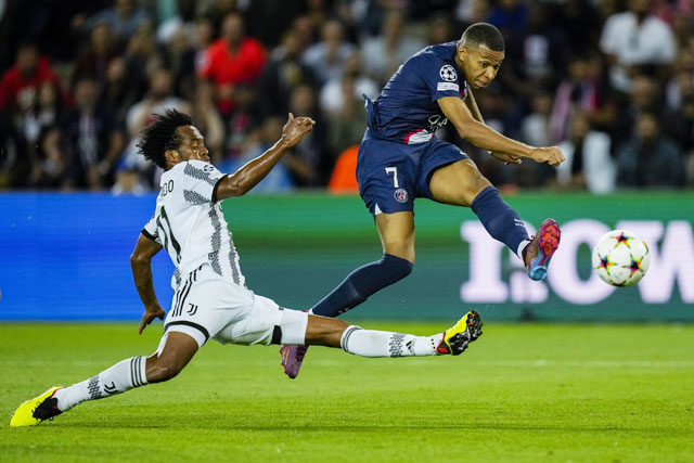 Mbappe (phải) sẽ lại chọc thủng lưới Juve?