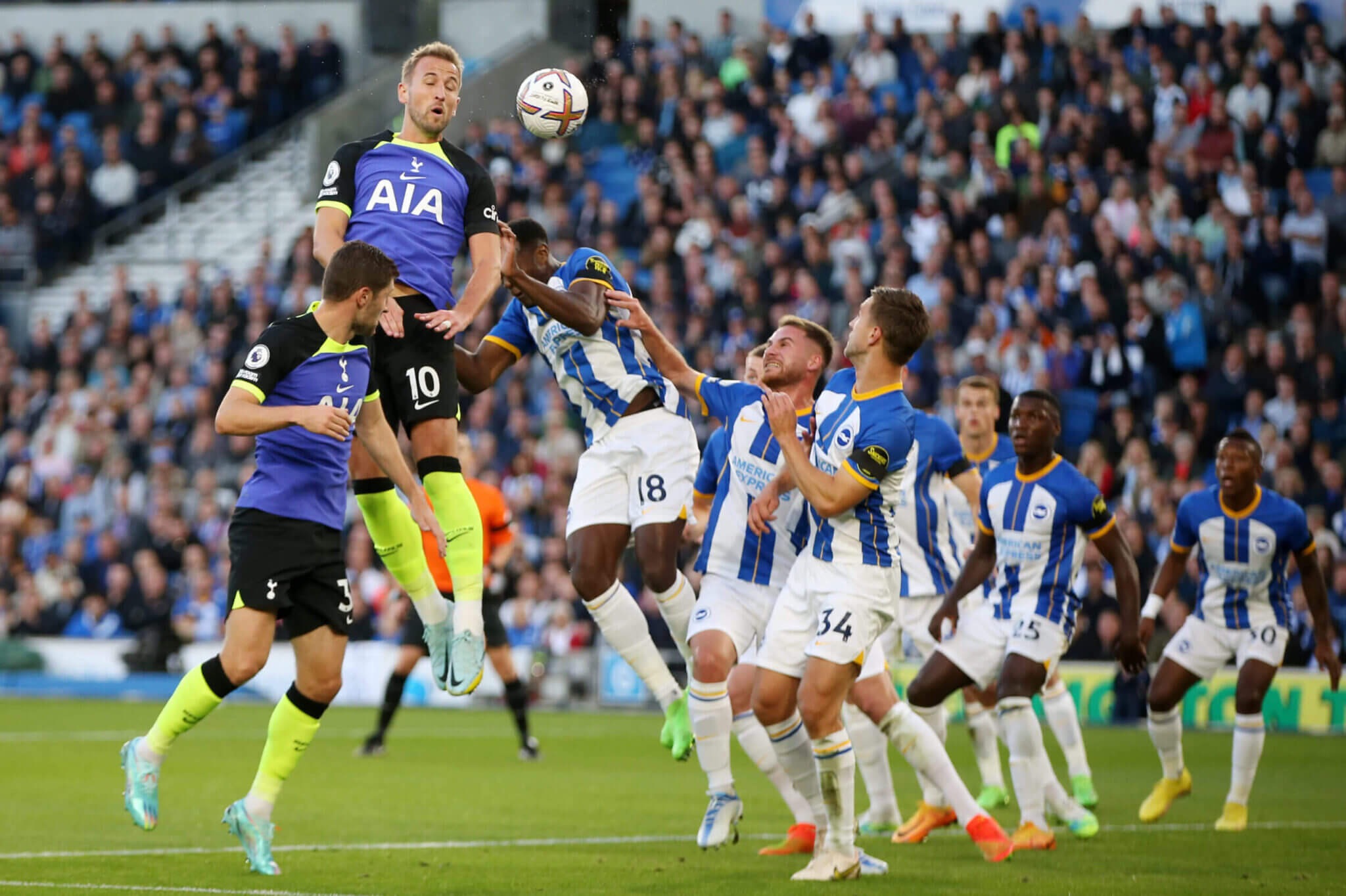 Harry Kane đánh đầu ghi bàn vào lưới Brighton ở mùa này