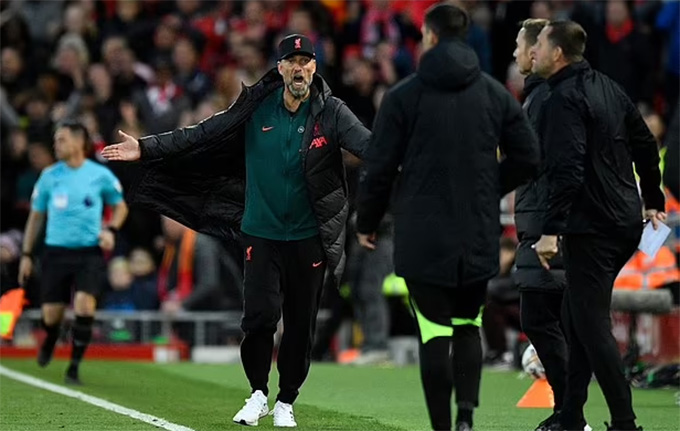 HLV Klopp phản ứng thái quá với trọng tài